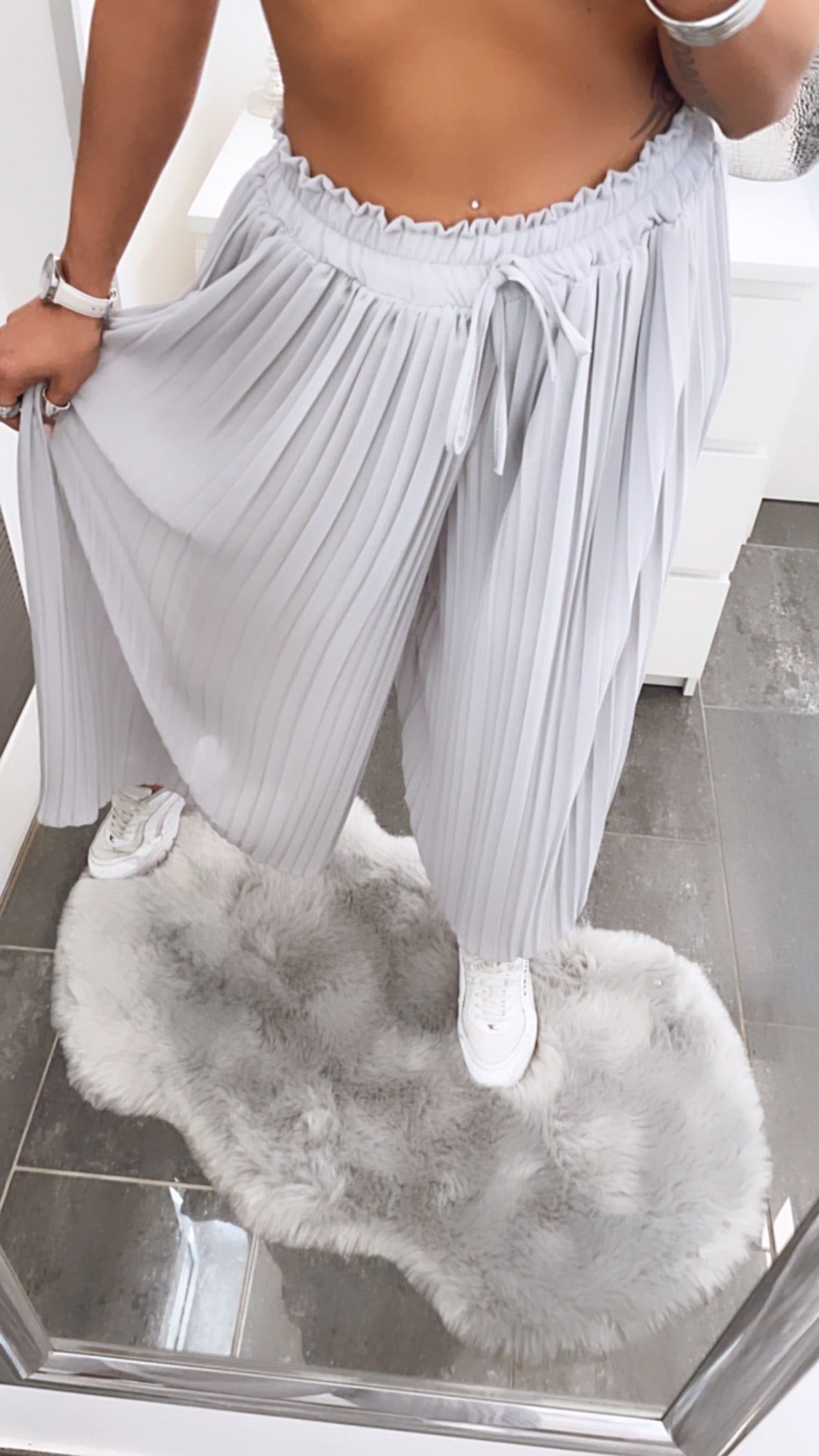 Pantalones plisados gris claro