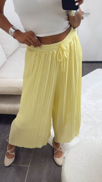 Pantalones plisados amarillo suave