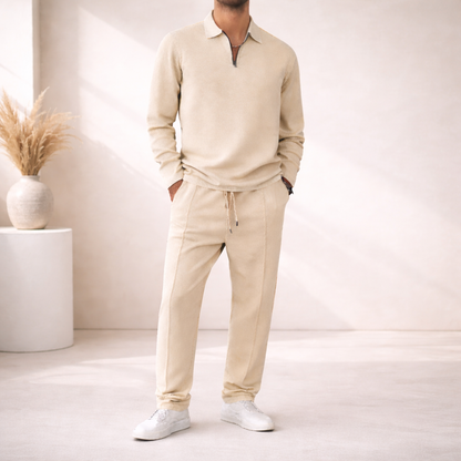 Conjunto para hombre compuesto por sudadera y pantalón.