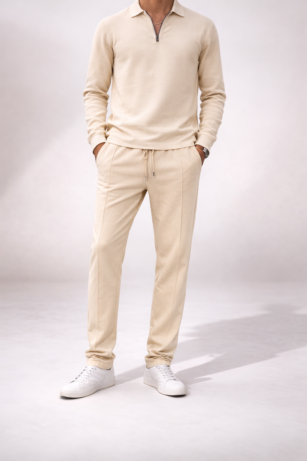 Conjunto para hombre compuesto por sudadera y pantalón.