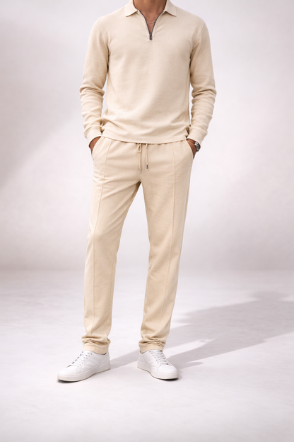 Conjunto para hombre compuesto por sudadera y pantalón.