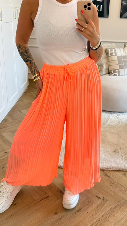 Pantalones plisados melocotón neón