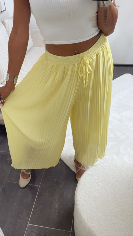 Pantalones plisados amarillo suave