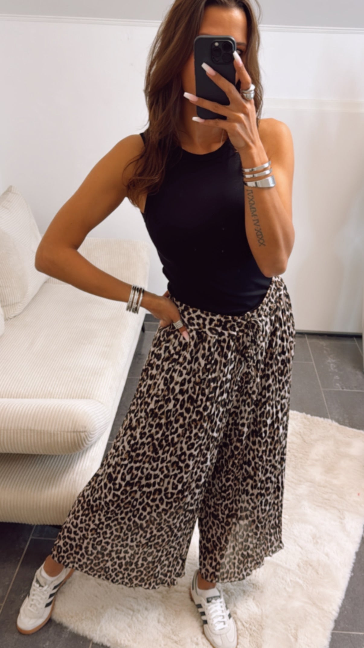 Pantalones plisados con estampado de leopardo