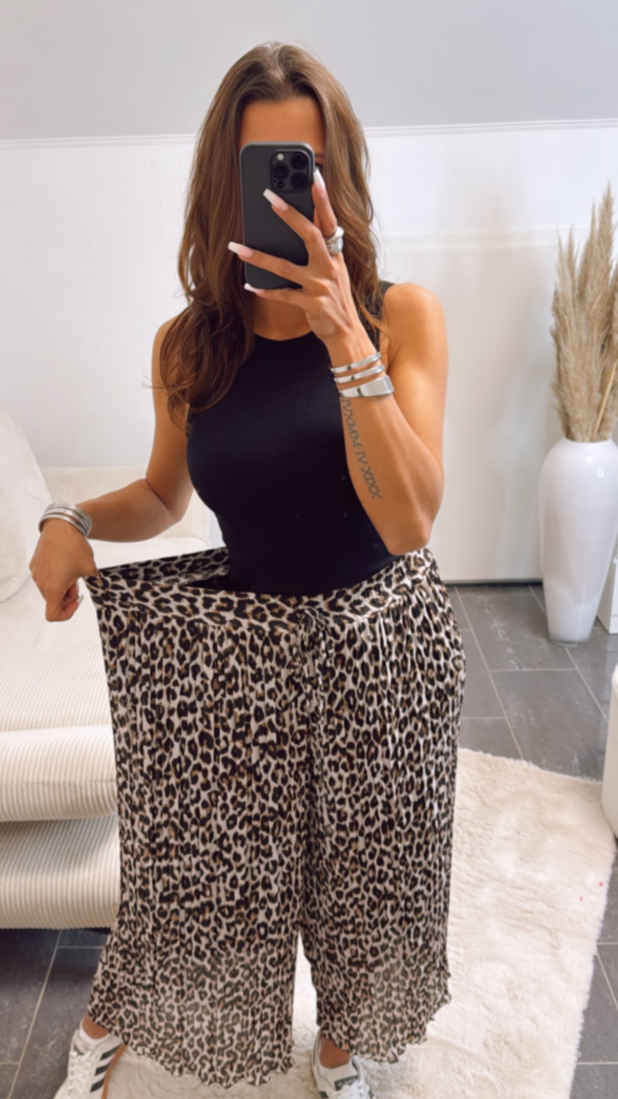Pantalones plisados con estampado de leopardo