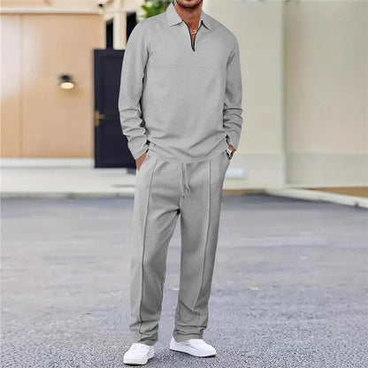 Conjunto para hombre compuesto por sudadera y pantalón.