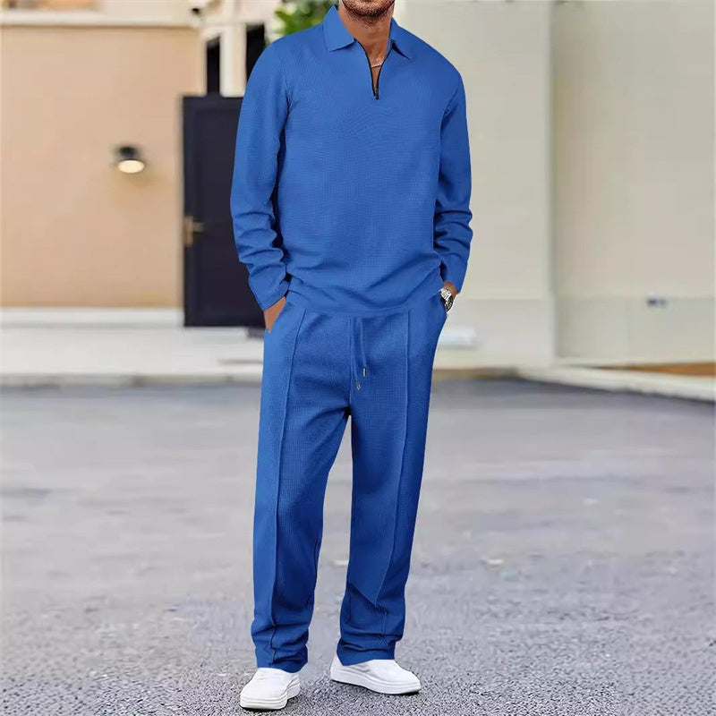Conjunto para hombre compuesto por sudadera y pantalón.