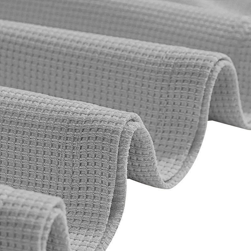 Conjunto para hombre compuesto por sudadera y pantalón.